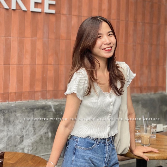 [Mã WASKT304 giảm 15% tối đa 30K đơn 99K] Áo thun ôm nút bọc viền ren