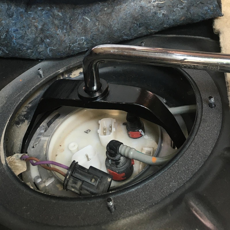 Vòng Khóa Nắp Bình Nhiên Liệu / Bơm Dầu Kèm Cờ Lê Chuyên Dụng