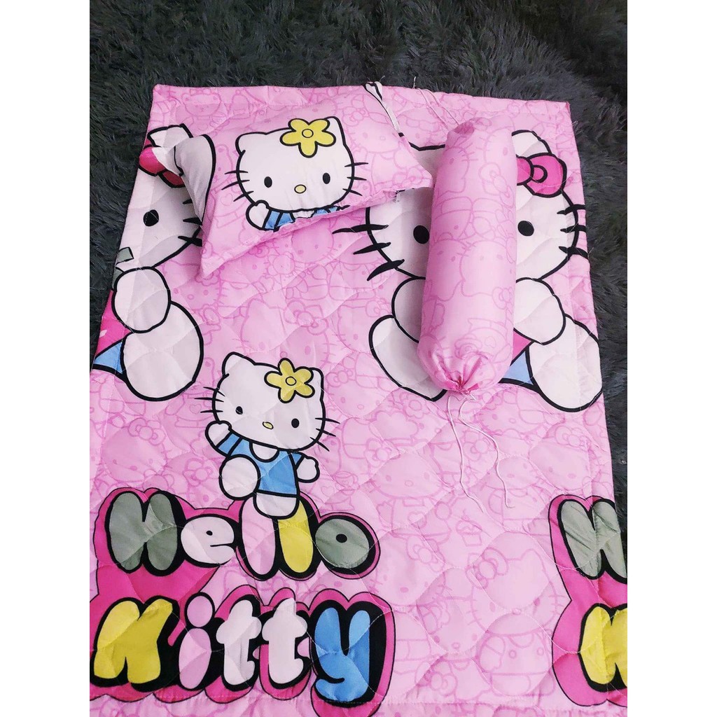 Bộ chăn gối cho bé gái mẫu hello kitty hồng ôm tim gồm chăn trần bông + 1 vỏ nằm + 1 ruột nằm + 1 vỏ ôm + 1 ruột ôm