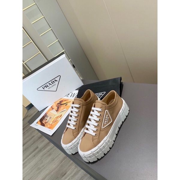 giày nữ đế tăng chiều cao ngắn cổ dây buộc logo đính hoạ tiết prada