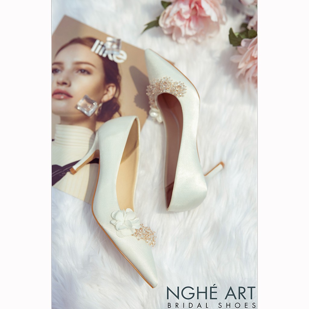Giày cưới Nghé Art lụa satin đính hoa pha lê 339 trắng