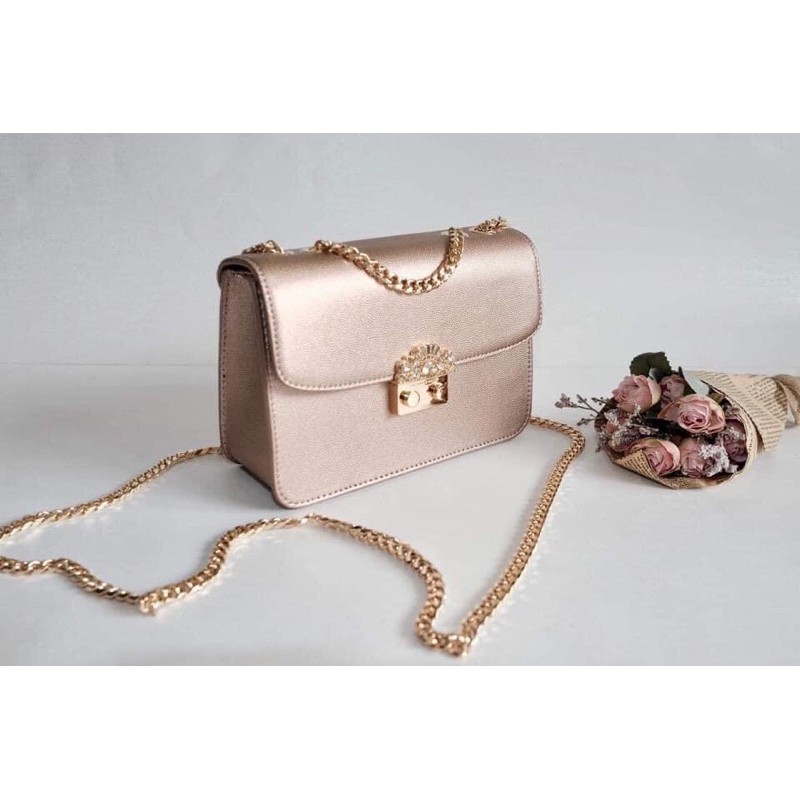 Túi đeo chéo Charles & Keith