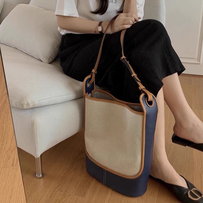 Túi tote đeo chéo vải canvas đáy da khoá từ phong cách retro