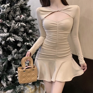 Đầm tay dài phối bèo thiết kế khoét hông quyến rũ