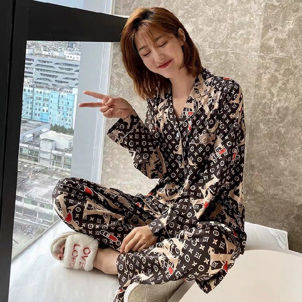 Bộ đồ ngủ pijama lụa cao cấp sang quyến rũ sexy với cổ chữ V mềm mịn không gây kích ứng da