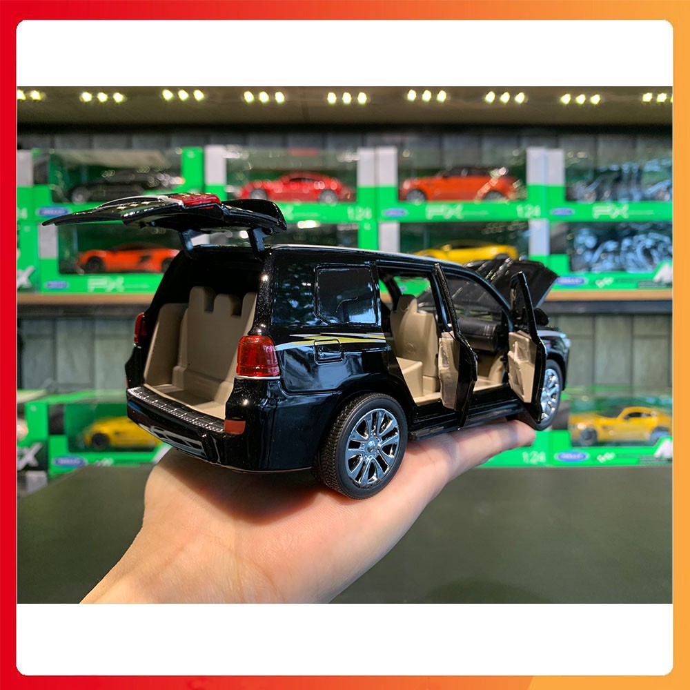 Xe mô hình Toyota Land Cruiser V8 tỉ lệ 1:24 hãng XLG Cao Cấp