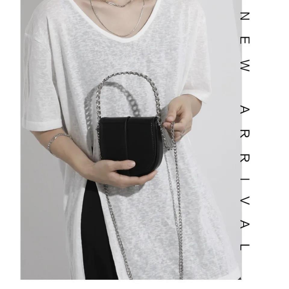 Túi đeo chéo kích thước nhỏ phối dây xích thời trang 2021 phong cách dạo phố