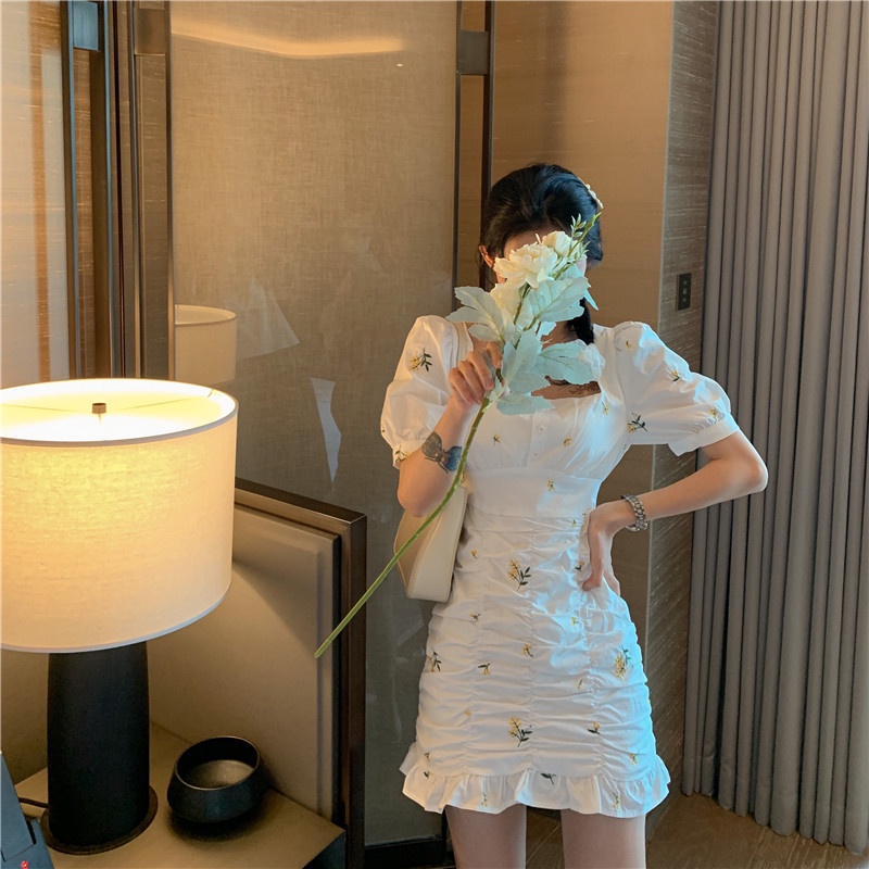 Đầm Đuôi Cá Cổ Vuông Xếp Ly Thêu Hoa Màu Trắng Thời Trang Mùa Hè Mới Cho Nữ