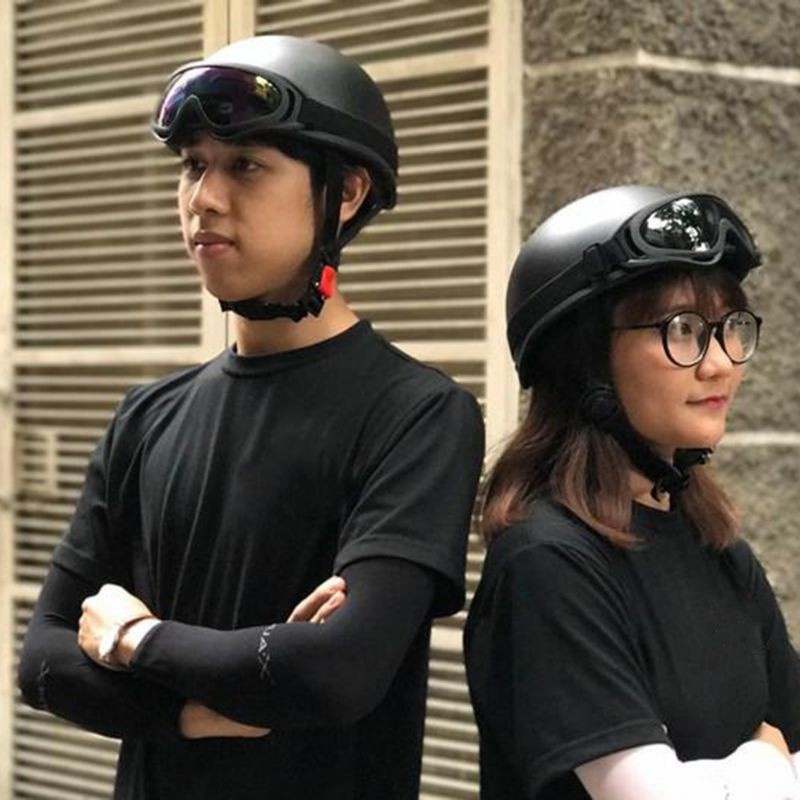 Mũ 1/2 Đen Trơn Tặng Kèm Lưỡi Trai - Nhựa ABS Dẻo, Độ Bền Cao