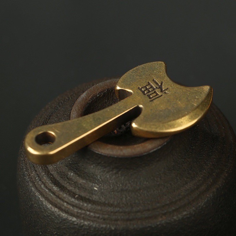 Tượng Trưng Bày Phong Thủy Bằng Đồng Hình Cây Rìu Chữ Phúc (Kích cỡ: 4.9 x 2.4cm)