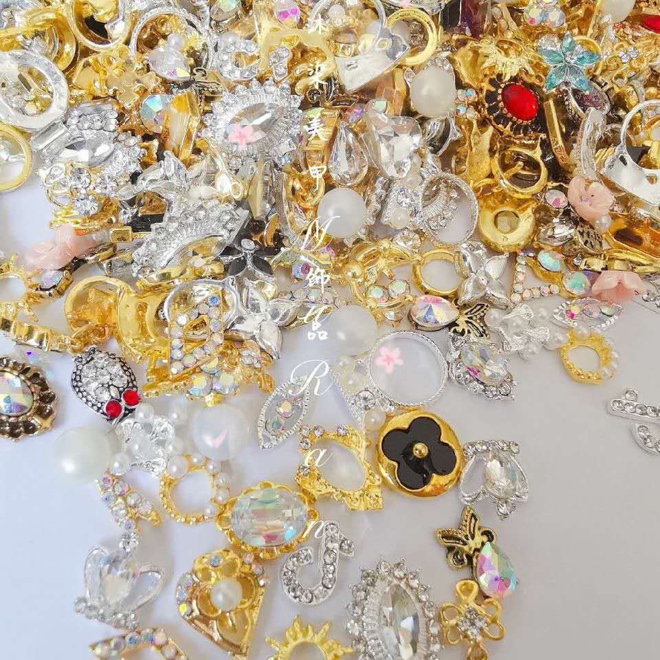 Phụ kiện đính móng trang trí nghệ thuật nhiều mẫu mã đa dạng