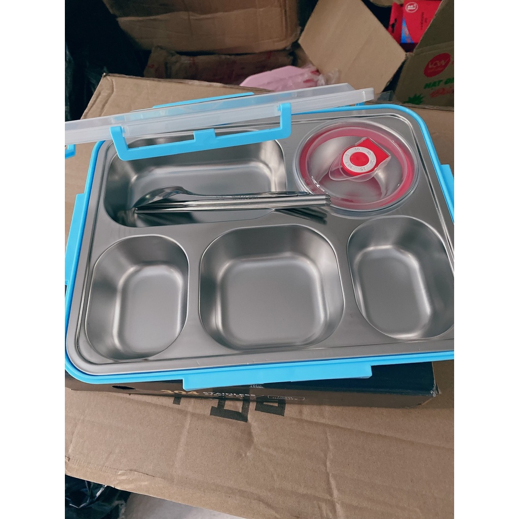 Hộp Cơm Văn Phòng Inox Bọc Nhựa 5 Ngăn Chịu Nhiệt Lò Vi Sóng Gọn Nhẹ Cao Cấp Kèm Bộ Thìa Đũa Inox