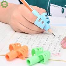 Hỗ trợ cầm bút cho bé - Dụng cụ xỏ ngón silicon chỉnh tư thế cầm bút cho bé - Soleil Home