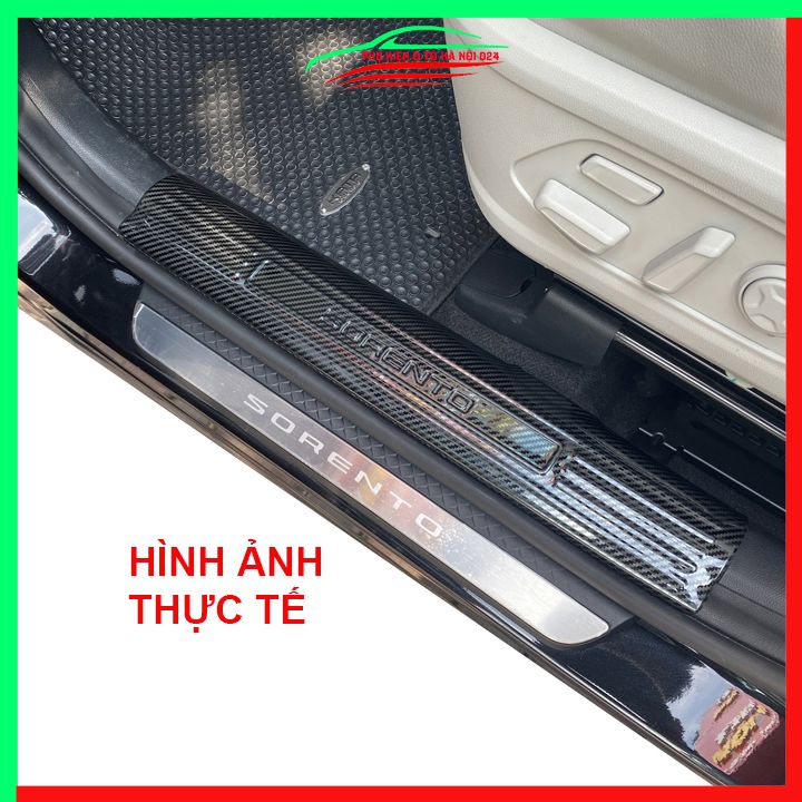 Ốp bậc cửa, nẹp bước chân Sorento 2020-2021 vân cacbon chống trầy bảo vệ trang trí xe