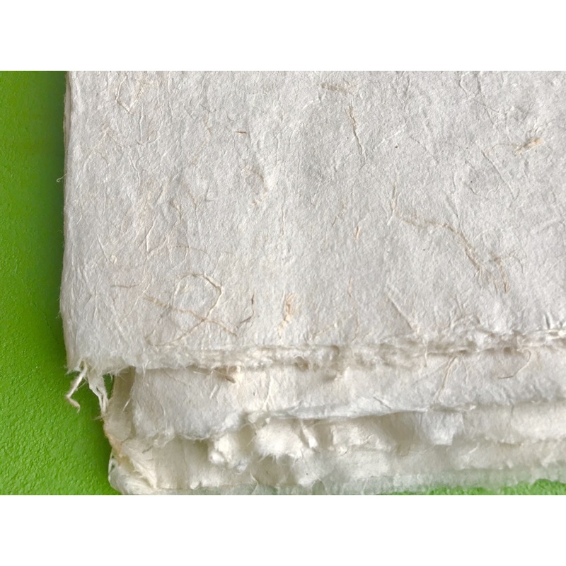 Giấy Dó Vân làm đèn hoặc viết thư pháp khổ 60x80cm với những sợi giấy thả trên bề mặt rất đẹp