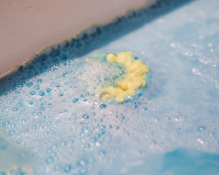 Bom tắm Floating Flower bath bomb - LUSH