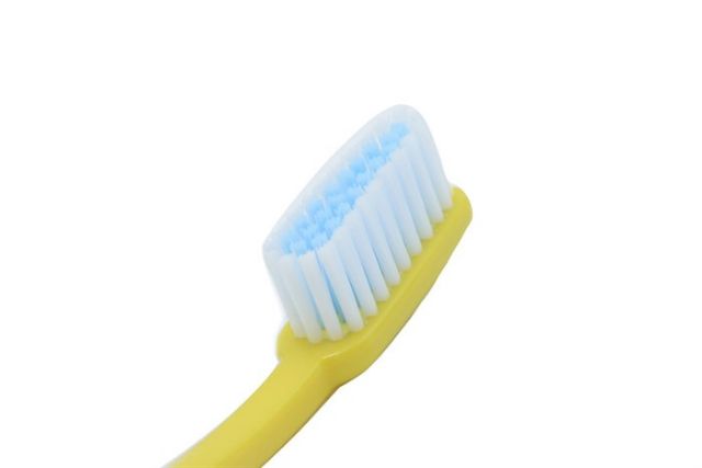 Sử dụng bàn chải lông cứng làm tổn thương răng - Nha Khoa Anh Dũng Gia Lai