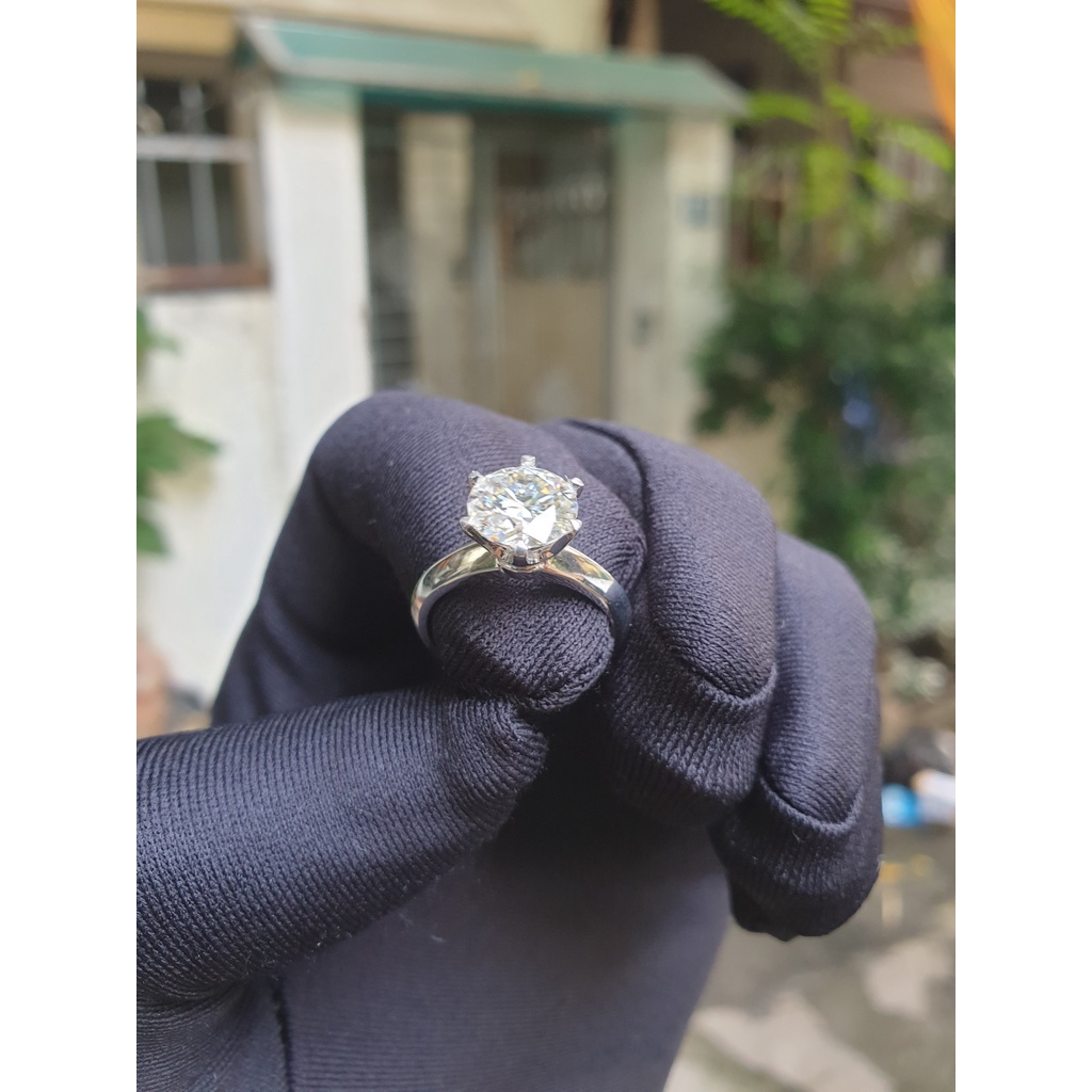 Nhẫn bạch kim chủ kim cương nhân tạo moissanite 8 ly