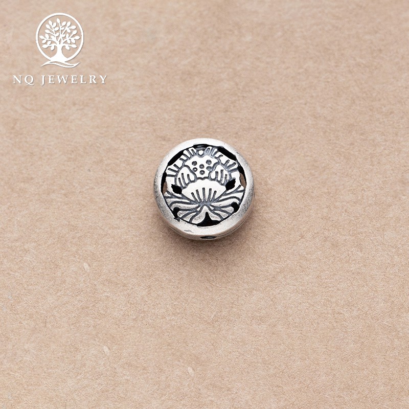 Charm bạc hình tròn hoa sen xỏ ngang - NQ Jewelry
