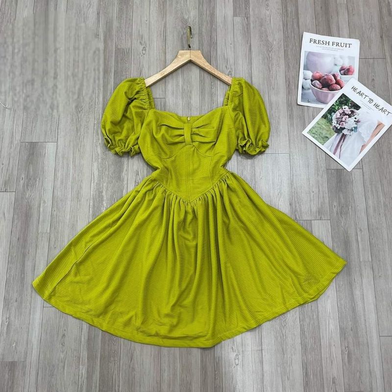 Đầm xòe cổ vuông tay phồng nhíu ngực.