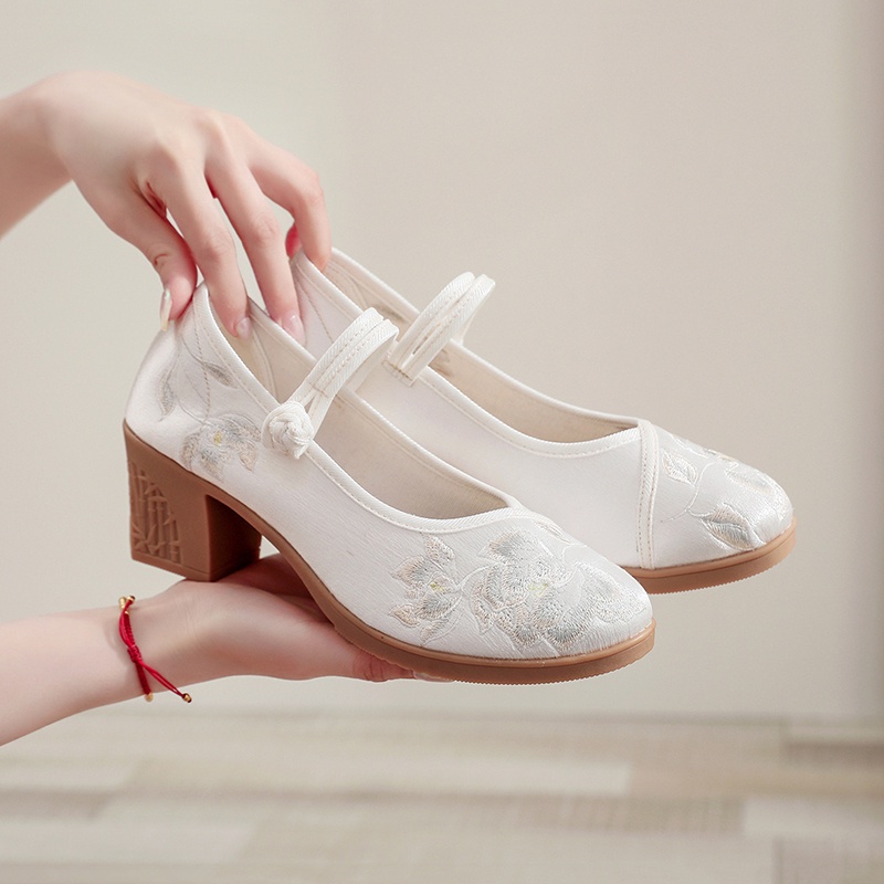 Giày thêu hoa đế cao dây cài GC020