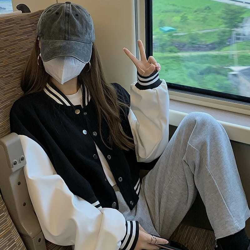 Áo khoác bóng chày dáng ngắn màu đen và trắng phong cách Mỹ đường phố 2021 thời trang xuân thu