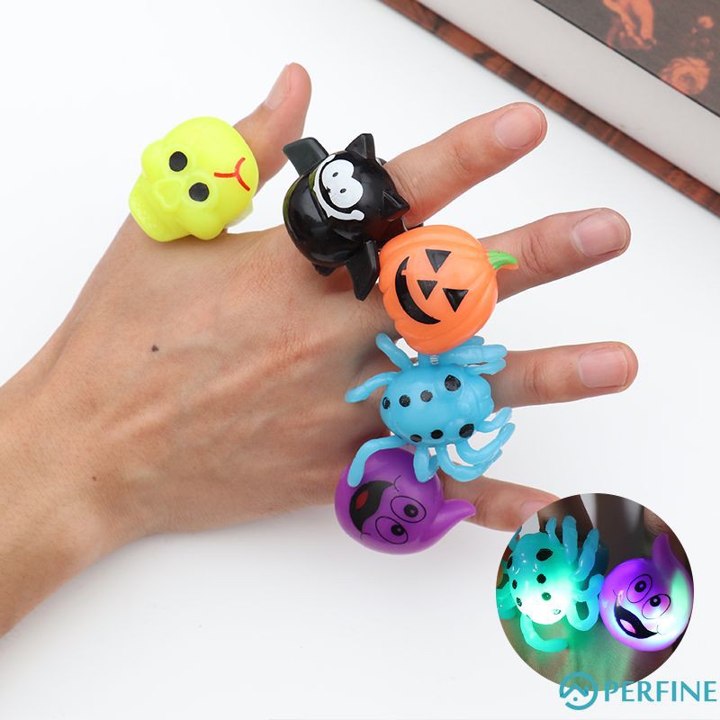 Nhẫn Nhựa Phát Sáng Hình Bí Ngô/ Dơi/ Đầu Lâu Vui Nhộn Độc Đáo Cho Tiệc Halloween