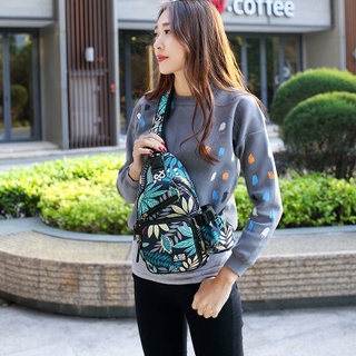 Túi đeo chéo họa tiết.