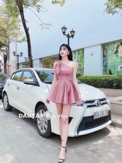 Đầm Hồng lệch vai