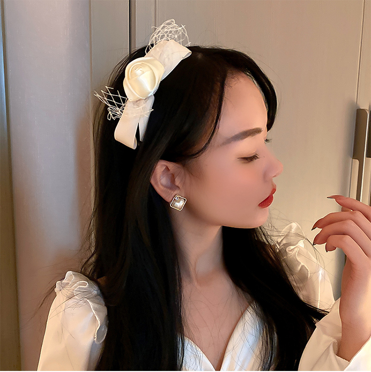 Dây cột tóc gắn hoa hồng màu trắng 3D