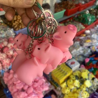 Móc khóa hình con heo bóp kêu de thương