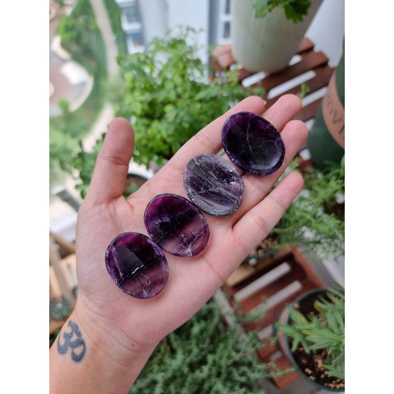 Viên đá thanh tẩy Fluorite (Palm Fluorite), đá phong thủy dùng trong Tarot, reiki, thiền định