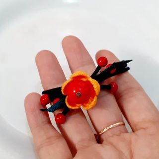 Cột tóc cherry đỏ phong cách Hàn Quốc