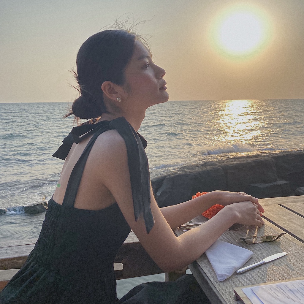 MADAMMNN- Đầm Đen Hai Dây Bản To, Dây Nơ Lụa Buộc Vai