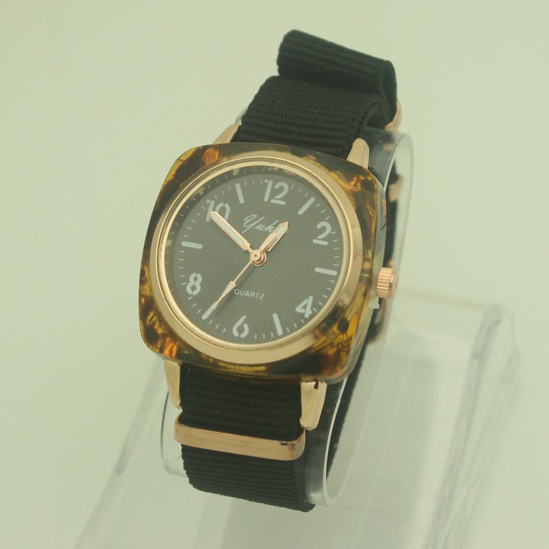 Đồng hồ đeo tay Cặp đôi nam và nữ Douyin mặt vuông Quartz