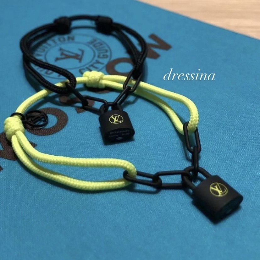 Vòng Tay Chất Liệu Titan Màu Đen Phối Khóa Louis Vuitton 2022