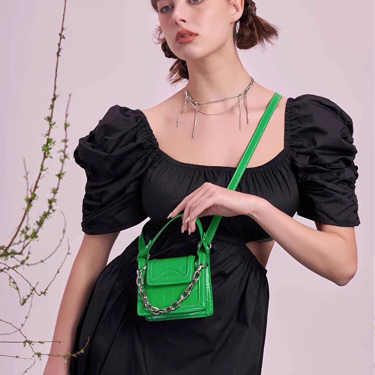 Túi Xách Đeo Vai Hình Vuông Cỡ Nhỏ Vân Da Cá Sấu Phối Dây Xích Thời Trang 2022 Cho Bạn Gái