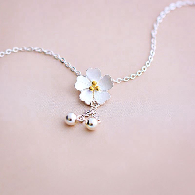 Vòng cổ mặt hình hoa đào phối chuông màu bạc dành cho nữ
