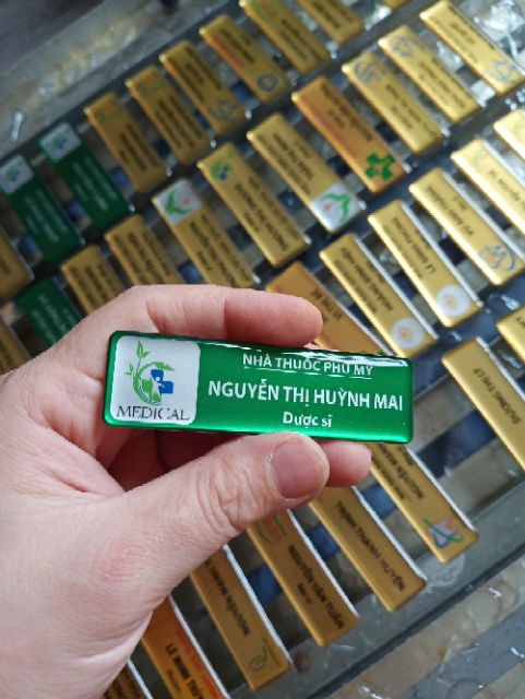 Thẻ tên cài áo nhà thuốc, name tag