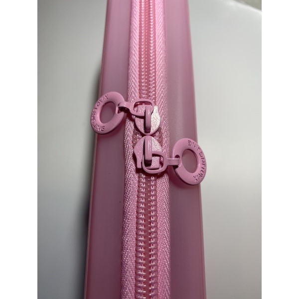 Hộp bút khoá kéo zipper Bánh Mì Hồng No.3875.