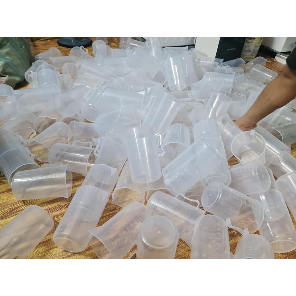 Ca nhựa đong nước dùng trong phòng tinh heo