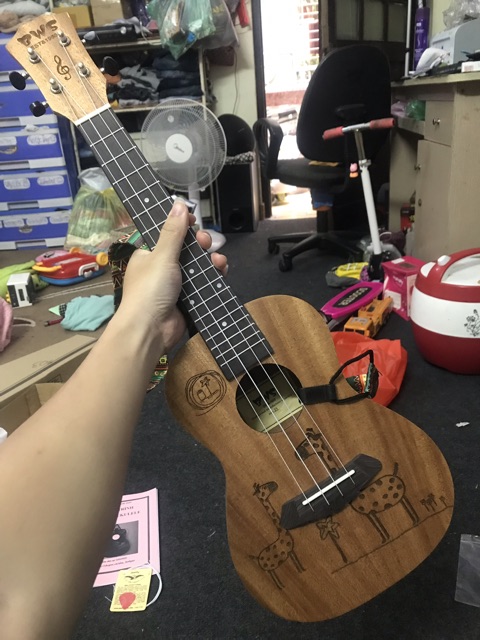 ĐÀN UKULELE CONCERT BWS HƯƠU CAO CỔ