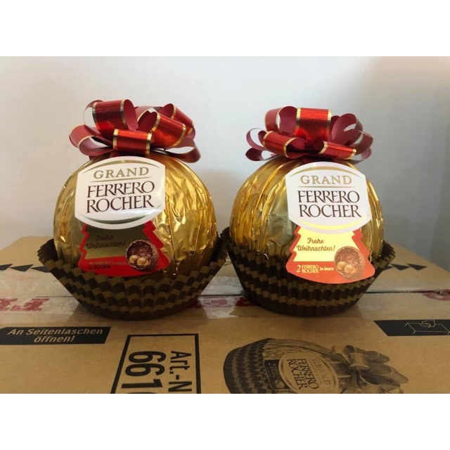 Sô cô la Ferrero Rocher hình quả cầu buộc nơ đỏ