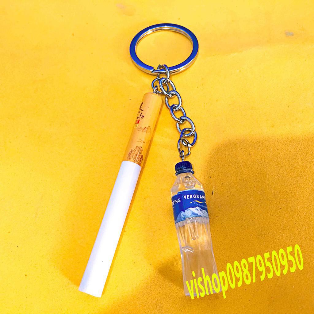 móc khóa điếu thuốc giả và chai nước ngọt