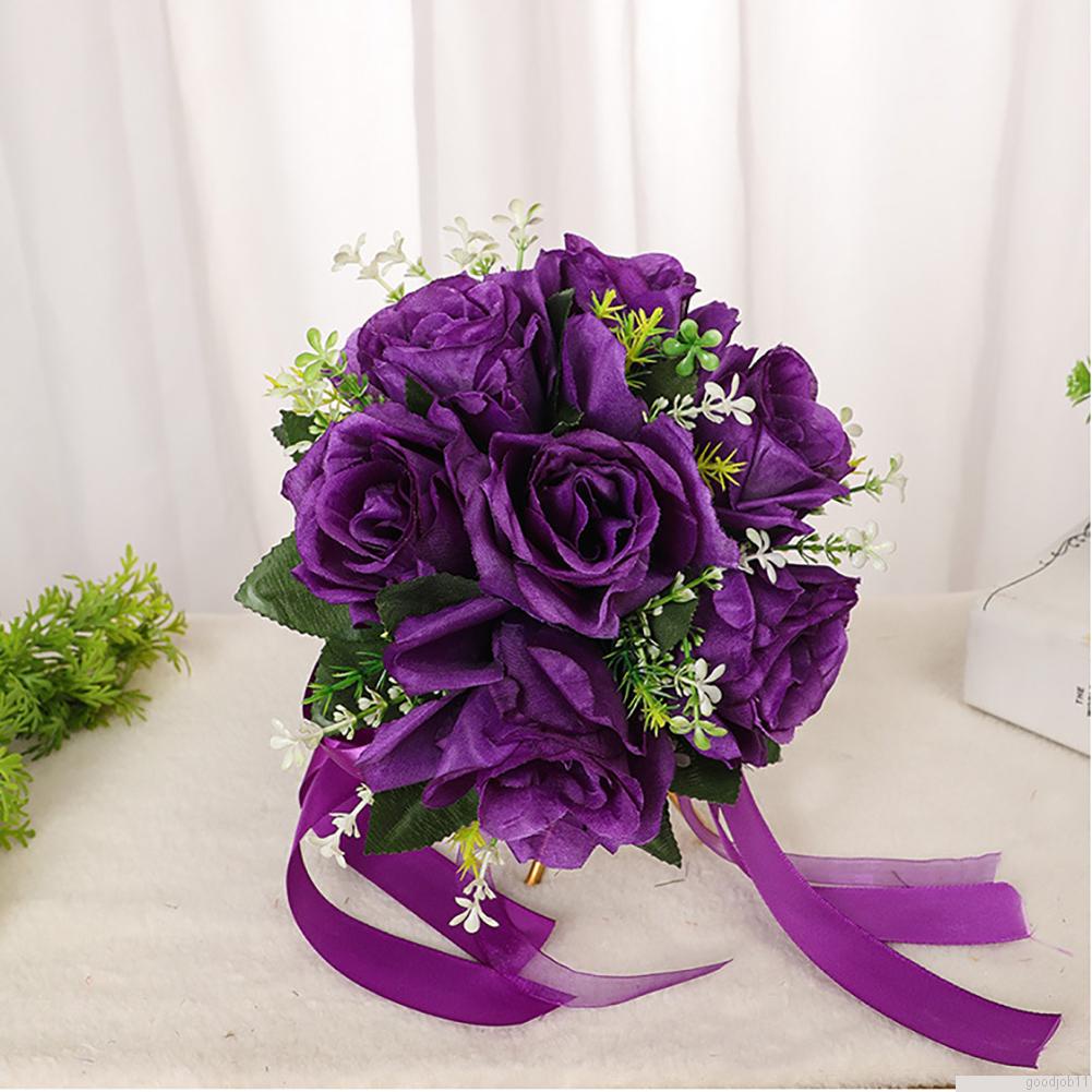 Bó hoa hồng giả cầm tay cho cô dâu xinh xắn
