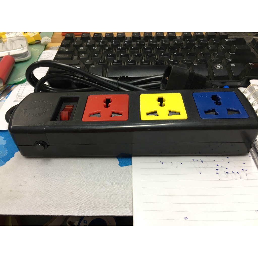 Ổ cắm c14 ra 3 lỗ đa năng. Ổ cắm ups lấy điện ra ổ cắm đa năng 3 lỗ.