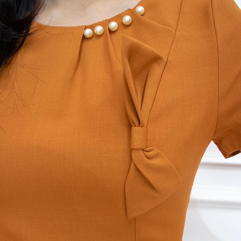 Váy body ôm công sở nơ ngực xẻ tà AMYRA - Đầm dự tiệc thiết kế xếp ly cổ ngọc cao cấp DA131 | BigBuy360 - bigbuy360.vn