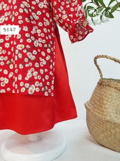 Áo dài đỏ hoa trắng
