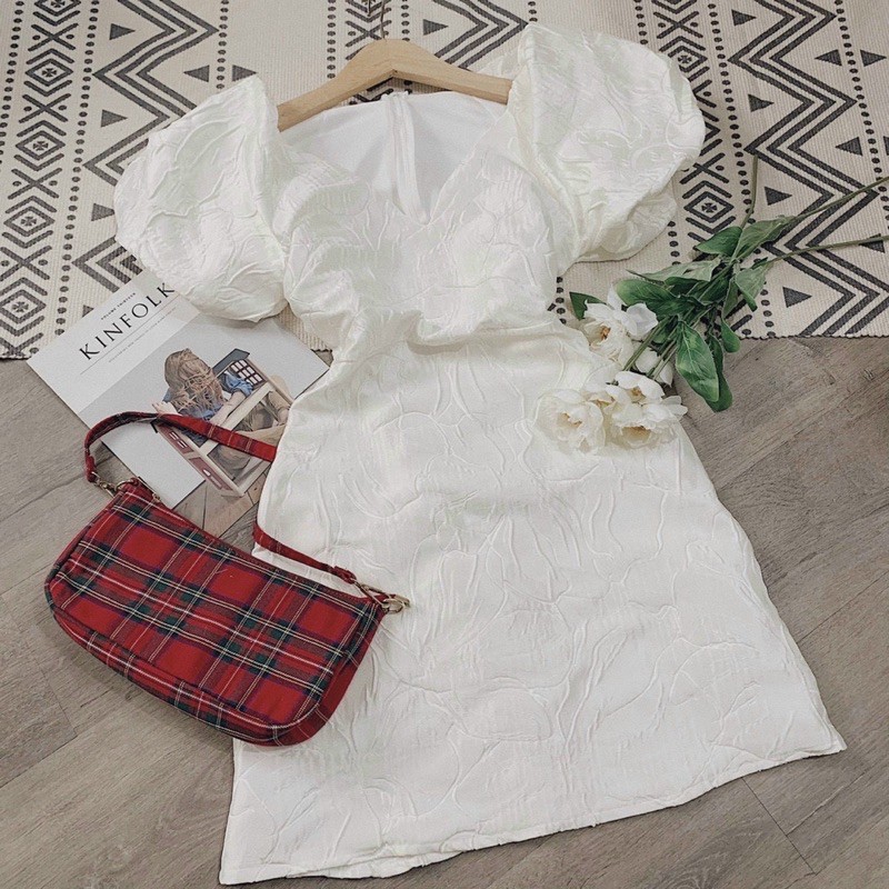 ĐẦM GẤM TRẮNG CỔ V