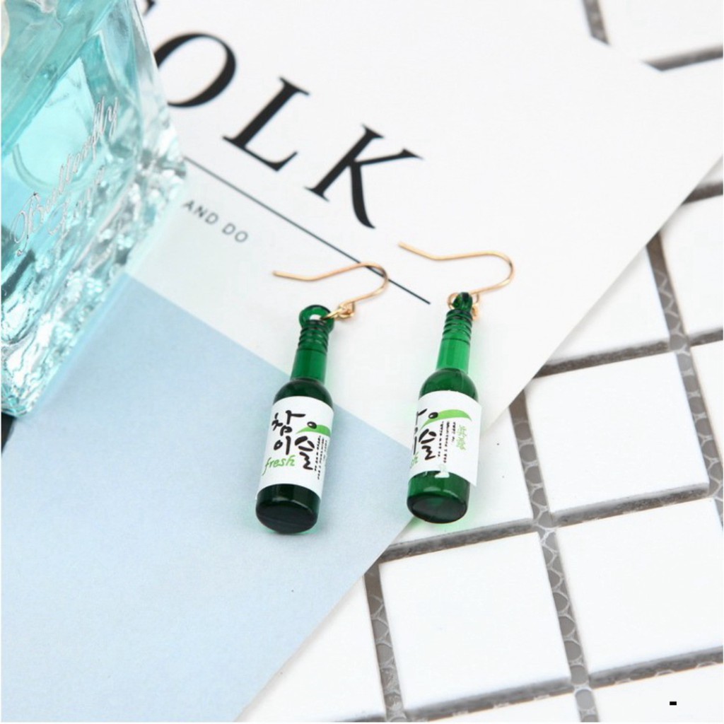 Khuyên Tai Thiết Kế Hình Chai Rượu Soju Hàn Quốc Màu Xanh Lá Cây BT019